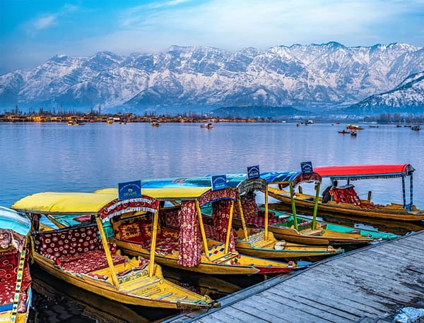 sikara ride in dal lake in Srinagar in Kashmir tour